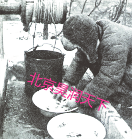晋察冀画报社的工作人员在前线洗印照片