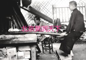 广州街头两个男子在做竹升面