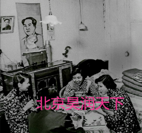 1950年代初吃饭的上海一家人