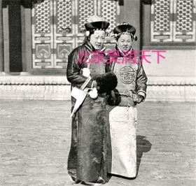 清末北京冬日的街头走着两个满族贵妇