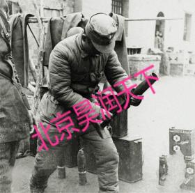 1938年八路军指挥官在测试掷弹筒