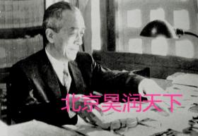 1958年，新任台湾中研院院长的胡适在工作