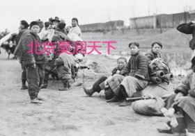 1932年上海一·二八事变后，难民们匆忙避难