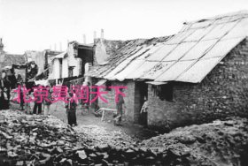 1945年12月汉口返乡的儿童聚集在曾经的家园门口