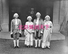 穿着殖民时期服装的人们 1929年