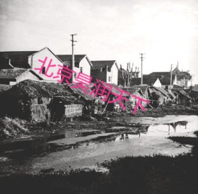 1945年苏南某地难民所住的茅草屋 国共内战爆发后，数以百万计的北方难民逃难到上海苏杭等南方城市