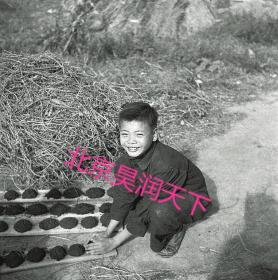 1945年上海一个少年在做煤饼