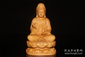 天然 黄杨木 观音菩萨 摆件 尺寸：10cm5.5cm6cm 黄杨木生长在深山之中，生长环境气候多变，动植物丰富，从而造就了黄杨木的神奇功效，黄杨木是宝树，为什么是宝树， 而且木质细腻，极适合雕刻，黄杨木主要的功效来自于她神奇的香味，香气很淡，很轻，清香，这个味道人闻了非常舒服， 黄杨木的叶子还可以用来消炎杀菌， 黄杨木带身上有招财，催财的左右