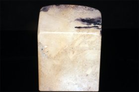 青田    老鼠坪石   大印玺   2450g  尺寸：11cm6cm15cm  性老稳定产早已绝产   ，纯天然结晶冻石，量少，如此质地的结晶 ， 非常稀少，极为难得，20年前就已经绝产的宝贝！