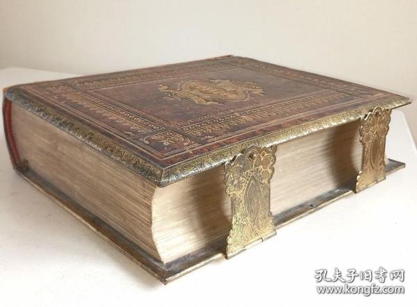 1858年古董英文圣经Holy bible, Christion Jehovah 圣经新旧约,纯牛皮封面，超大开本35X26X9cm, 重约10斤。铜扣黄铜包边硬精装，品相完美。英国哈丁顿福音会部长约翰·布朗注解版，极珍贵稀有版本，约翰·布朗被美国的权威期刊《大西洋月刊》评为影响美国100位人物第78名，包含基督教要理，牧者生平等，以及圣经时代的动植物插图。大量彩色圣经人物故事木版画插图。极品收藏