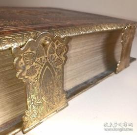 1858年古董英文圣经Holy bible, Christion Jehovah 圣经新旧约,纯牛皮封面，超大开本35X26X9cm, 重约10斤。铜扣黄铜包边硬精装，品相完美。英国哈丁顿福音会部长约翰·布朗注解版，极珍贵稀有版本，约翰·布朗被美国的权威期刊《大西洋月刊》评为影响美国100位人物第78名，包含基督教要理，牧者生平等，以及圣经时代的动植物插图。大量彩色圣经人物故事木版画插图。极品收藏