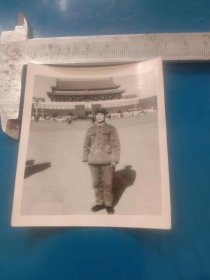 天安门70年代北京  帽子戴五角星  黑白照片一张