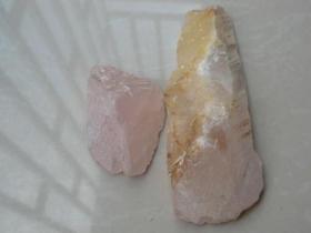 两个粉晶原石