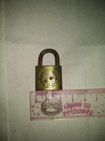 民国的老铜锁，有一把钥匙，虽然近百年的东西钥匙一拧就能正常开启，此系家中旧物，永久保真，多拍按重量合并邮费，一公斤以内一个价格。