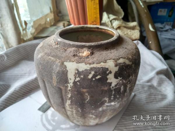 家中祖宅旧存——明代龙泉窑绿秞瓜棱罐，原脏原旧和里面的盐一块卖。我小时候看到这个罐的时候大概就是这样脏旧，欢迎北京藏家家中鉴赏。保老保真。
