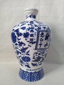 中国驰名商标《衡水老白干酒瓶（典藏）--老白干香型白酒瓶（4L/8斤容量）》空酒瓶·空瓶·空酒坛·青花花卉纹白瓷酒瓶·外包装瓶·白瓷贴花仿元青花瓷工艺酒瓶2000-2010年代左右（河北衡水老白干酒业股份有限公司出品，配红盖）