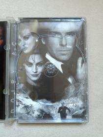 《007 GOLD EYES:金眼睛》动作片·电影影视DVD光盘、光碟、影碟1碟片1盒装1999年（海南音像出版社出版发行，《黄金眼》，马丁·坎贝尔导演，皮尔斯·布鲁斯南、肖恩·宾、伊沙贝拉·斯科鲁普科、法米克·詹森、朱迪·丹奇主演）