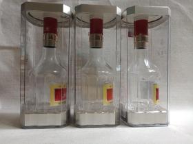 《五粮液酒--浓香型白酒》空酒瓶·空瓶·玻璃瓶·外包装瓶2023年2月23日（宜宾五粮液股份有限公司出品）三支合售
