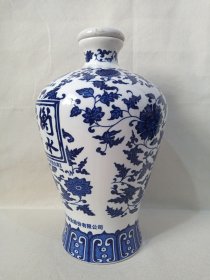 中国驰名商标《衡水老白干酒瓶（典藏）--老白干香型白酒瓶（4L/8斤容量）》空酒瓶·空瓶·空酒坛·青花花卉纹白瓷酒瓶·外包装瓶·白瓷贴花仿元青花瓷工艺酒瓶2000-2010年代左右（河北衡水老白干酒业股份有限公司出品，配红盖）