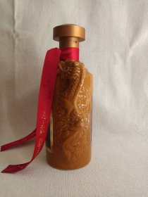 标尖:MOUT《百年赖埔酒瓶(80)--酱香型白酒瓶(0.5L/1斤容量)》空酒瓶·黄釉龙纹瓷瓶·外包装瓶·2010年代(阜新赖茅酒厂/原贵州茅台酿酒厂阜新分厂出品)裸瓶一对合售