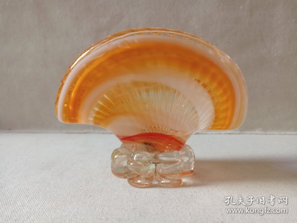 《扇贝型高级琉璃烟灰缸/琉璃摆件》1960-1980年代左右（黄色花纹）