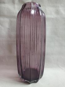 《葡萄紫色十棱紧口：玻璃插瓶·玻璃储物瓶·玻璃花瓶·玻璃摆件·玻璃观赏件》约1970-1990年代左右（十棱纹瓜瓣型玻璃工艺制品）一对合售