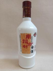 大理《南诏古都酒--小曲清香型香型白酒》酒瓶·空瓶·瓷瓶·外包装瓶2010年代（大理巍山县庙街酒业有限责任公司出品）