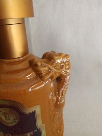 标尖:MOUT《百年赖埔酒瓶(80)--酱香型白酒瓶(0.5L/1斤容量)》空酒瓶·黄釉龙纹瓷瓶·外包装瓶·2010年代(阜新赖茅酒厂/原贵州茅台酿酒厂阜新分厂出品)裸瓶一对合售