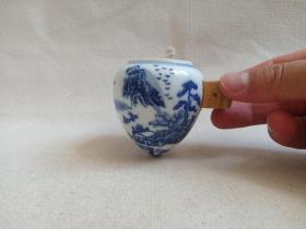 青花瓷器《木柄花瓣纹·山水亭台人物行船图·尖底水盂式（青花鸟食罐）》约1990-2010年近现代左右