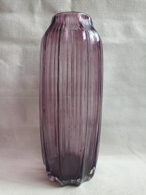《葡萄紫色十棱紧口：玻璃插瓶·玻璃储物瓶·玻璃花瓶·玻璃摆件·玻璃观赏件》约1970-1990年代左右（十棱纹瓜瓣型玻璃工艺制品）一对合售