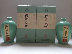 《孔府家酒（孔府珍）--浓香型白酒》空酒瓶·空瓶·绿釉瓷瓶·外包装瓶带盒2023年5月24日（山东曲阜孔府家酒酿造有限公司出品）一对合售