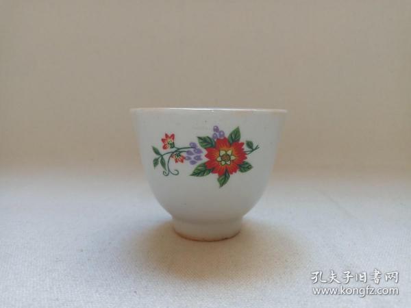 《云南丽江永胜瓷：印花花卉纹立足小瓷杯》小瓷酒杯·小瓷茶杯1970-1980年代左右（手写蓝字款识：云南永胜县）