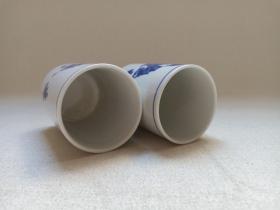 《白釉青花（日本风格人物松枝图文）立足小瓷茶杯·瓷酒杯》青花瓷杯约2000-2010年代一盒2个合售