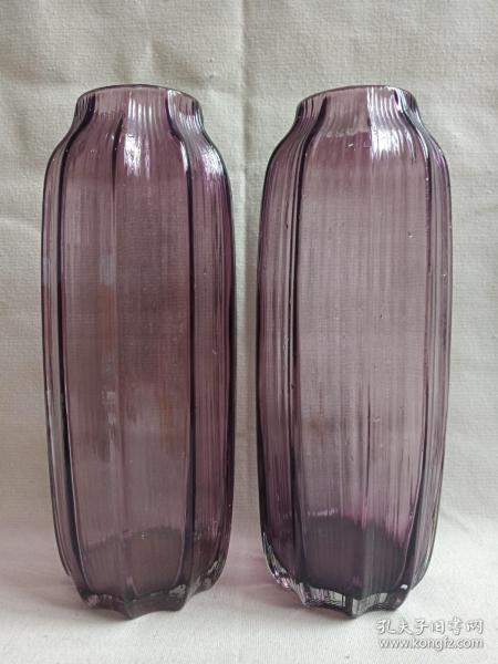 《葡萄紫色十棱紧口：玻璃插瓶·玻璃储物瓶·玻璃花瓶·玻璃摆件·玻璃观赏件》约1970-1990年代左右（十棱纹瓜瓣型玻璃工艺制品）一对合售