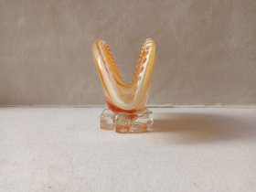 《扇贝型高级琉璃烟灰缸/琉璃摆件》1960-1980年代左右(黄色花纹)