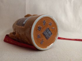 标尖:MOUT《百年赖埔酒瓶(80)--酱香型白酒瓶(0.5L/1斤容量)》空酒瓶·黄釉龙纹瓷瓶·外包装瓶·2010年代(阜新赖茅酒厂/原贵州茅台酿酒厂阜新分厂出品)裸瓶一对合售