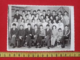 一般合影照片第149--云南《某企事业单位职工人员合影留念1970-1980年代》黑白老照片、老相片、老像片 、老资料（背景：桃园画面）