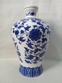 中国驰名商标《衡水老白干酒瓶（典藏）--老白干香型白酒瓶（4L/8斤容量）》空酒瓶·空瓶·空酒坛·青花花卉纹白瓷酒瓶·外包装瓶·白瓷贴花仿元青花瓷工艺酒瓶2000-2010年代左右（河北衡水老白干酒业股份有限公司出品，配红盖）