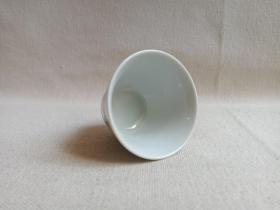 《白釉彩绘莲荷图立足瓷茶杯·瓷酒杯》瓷杯1980-2010年代（青花底款：乾隆年制）