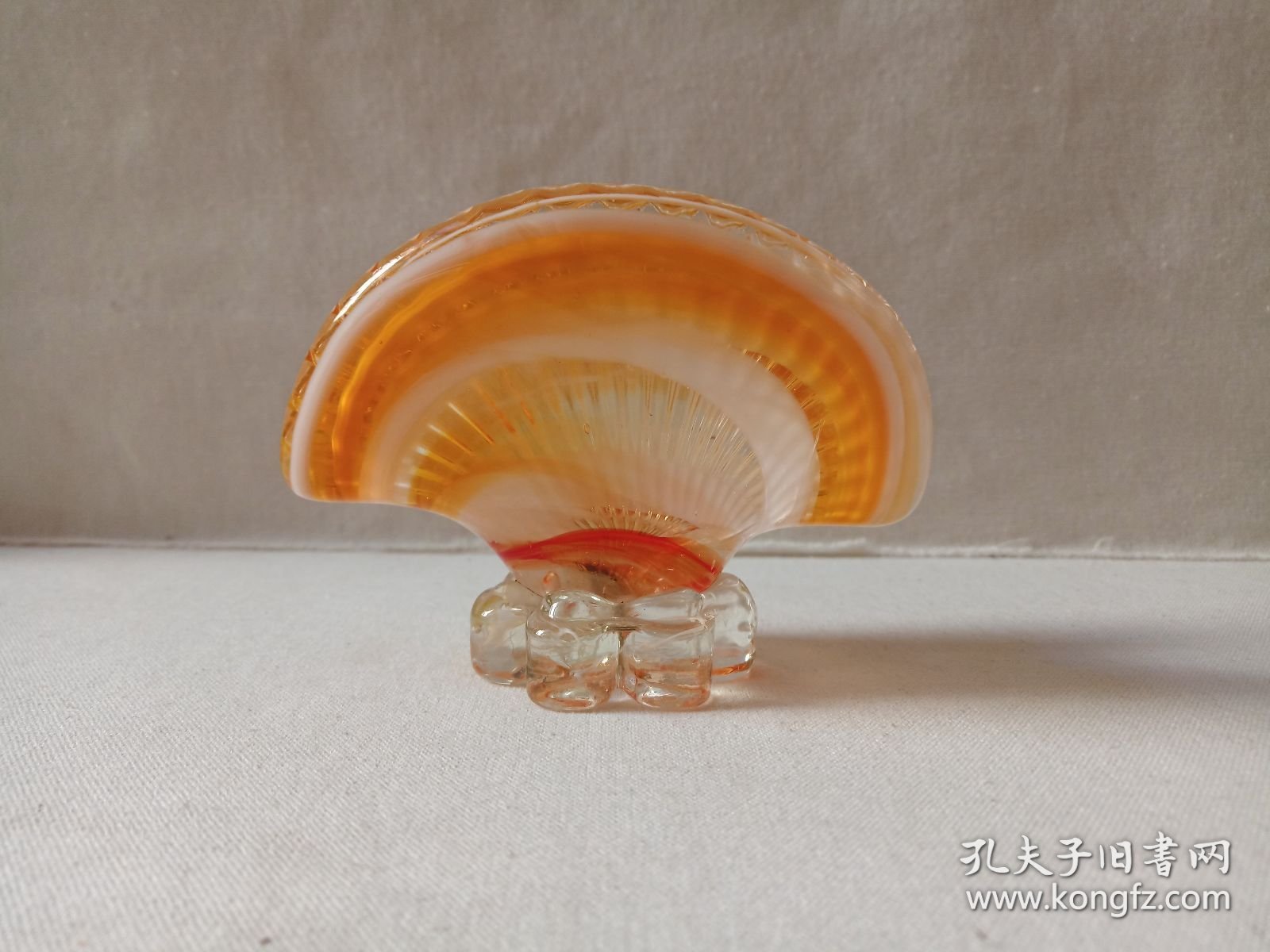 《扇贝型高级琉璃烟灰缸/琉璃摆件》1960-1980年代左右（黄色花纹）