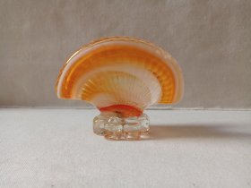 《扇贝型高级琉璃烟灰缸/琉璃摆件》1960-1980年代左右(黄色花纹)