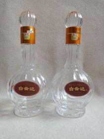 《白云边酒（二十年陈酿）--兼香型白酒》空酒瓶·空瓶·玻璃瓶·外包装瓶2010-2020年代（湖北白云边酒业股份有限公司出品）一对合售