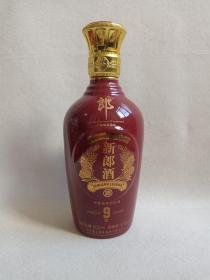 《新郎酒（9年）--浓酱兼香型白酒》酒瓶·空瓶·瓷瓶·外包装瓶2011年6月9日（四川省古蔺郎酒厂有限公司出品，底款：金鱼陶瓷特制）