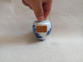 青花瓷器《木柄花瓣纹·山水亭台人物行船图·尖底水盂式（青花鸟食罐）》约1990-2010年近现代左右