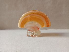 《扇贝型高级琉璃烟灰缸/琉璃摆件》1960-1980年代左右(黄色花纹)