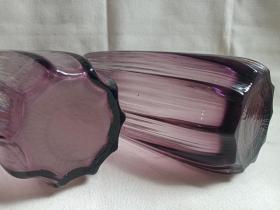 《葡萄紫色十棱紧口：玻璃插瓶·玻璃储物瓶·玻璃花瓶·玻璃摆件·玻璃观赏件》约1970-1990年代左右（十棱纹瓜瓣型玻璃工艺制品）一对合售