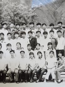 专题合影照第115--云南易门铜矿狮子山《矿中学八二届高中理一班全体同学毕业合影留念1982.6.19日》黑白原版老照片、老相片、老像片 、老资料一张