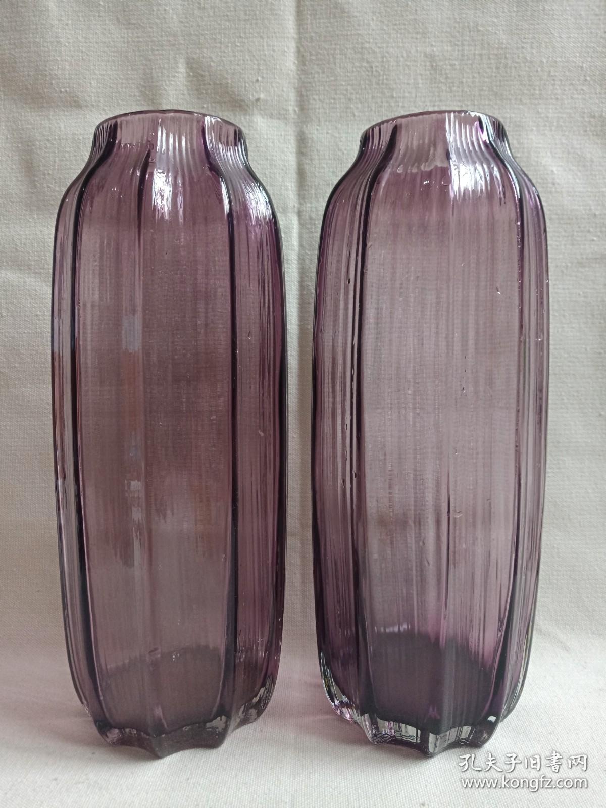 《葡萄紫色十棱紧口：玻璃插瓶·玻璃储物瓶·玻璃花瓶·玻璃摆件·玻璃观赏件》约1970-1990年代左右（十棱纹瓜瓣型玻璃工艺制品）一对合售