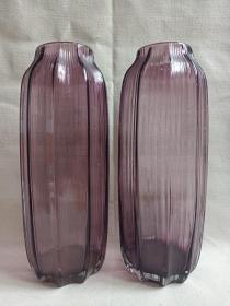 《葡萄紫色十棱紧口：玻璃插瓶·玻璃储物瓶·玻璃花瓶·玻璃摆件·玻璃观赏件》约1970-1990年代左右（十棱纹瓜瓣型玻璃工艺制品）一对合售