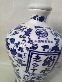 中国驰名商标《衡水老白干酒瓶（典藏）--老白干香型白酒瓶（4L/8斤容量）》空酒瓶·空瓶·空酒坛·青花花卉纹白瓷酒瓶·外包装瓶·白瓷贴花仿元青花瓷工艺酒瓶2000-2010年代左右（河北衡水老白干酒业股份有限公司出品，配红盖）